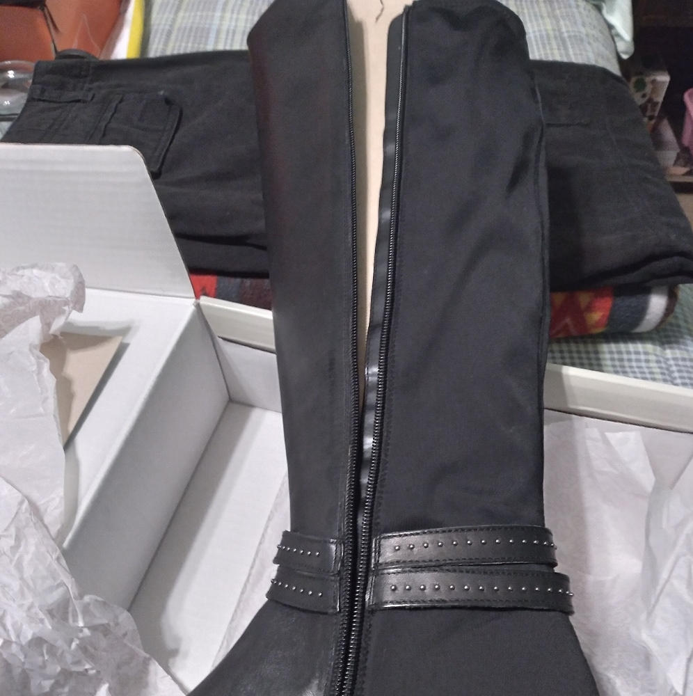Boots - Picture 2 of 7